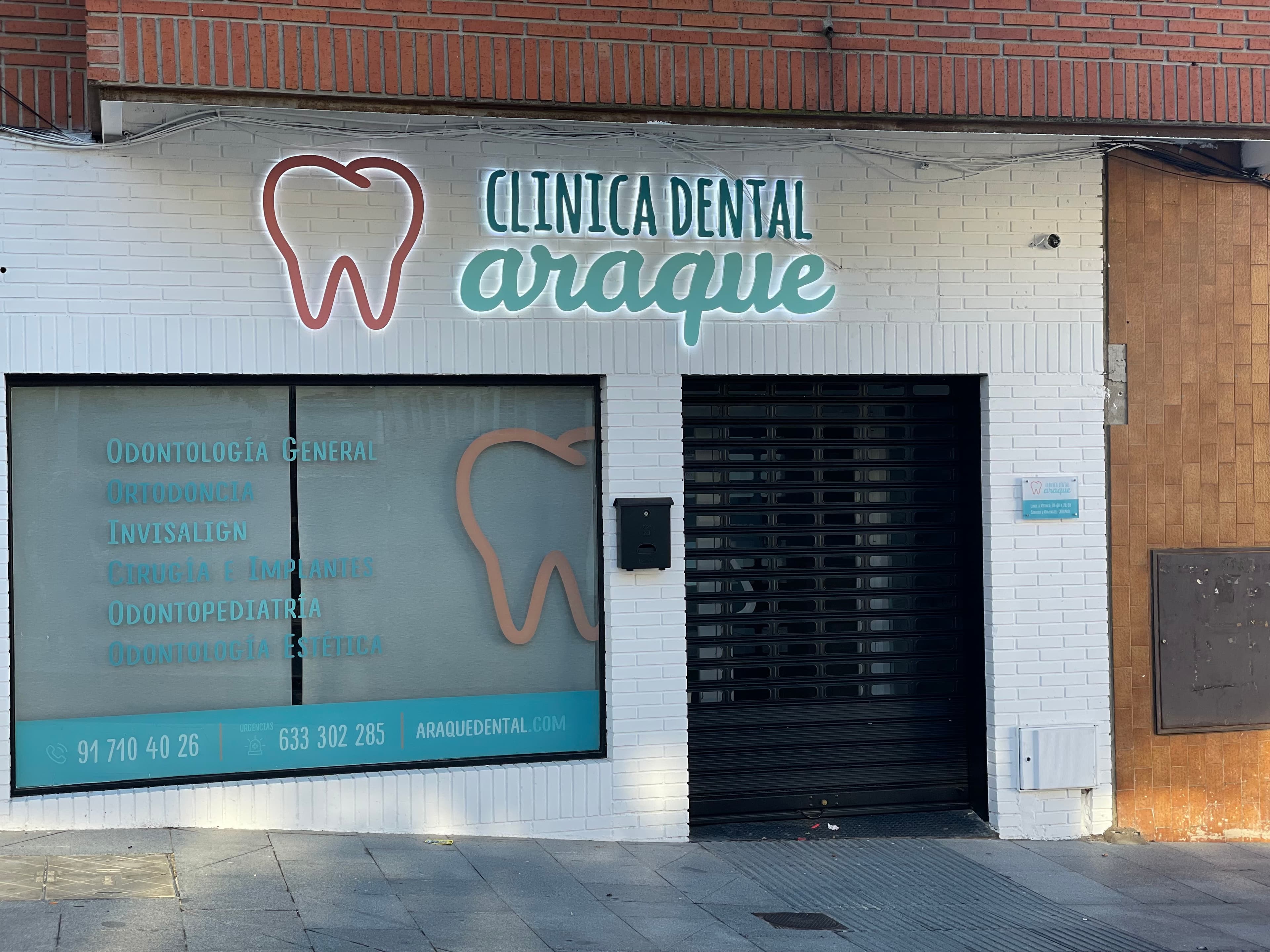 Fachada de Clínica Dental Araque en Las Rozas de Madrid